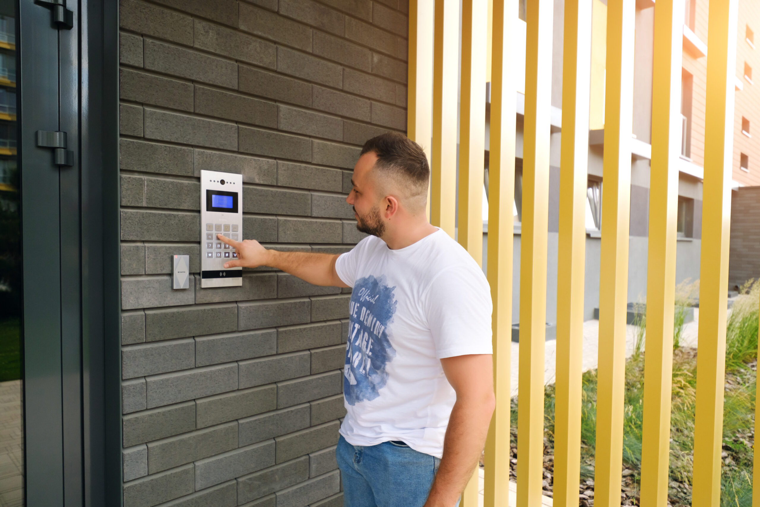Une maison sécurisée grâce à la technologie : comment installer un